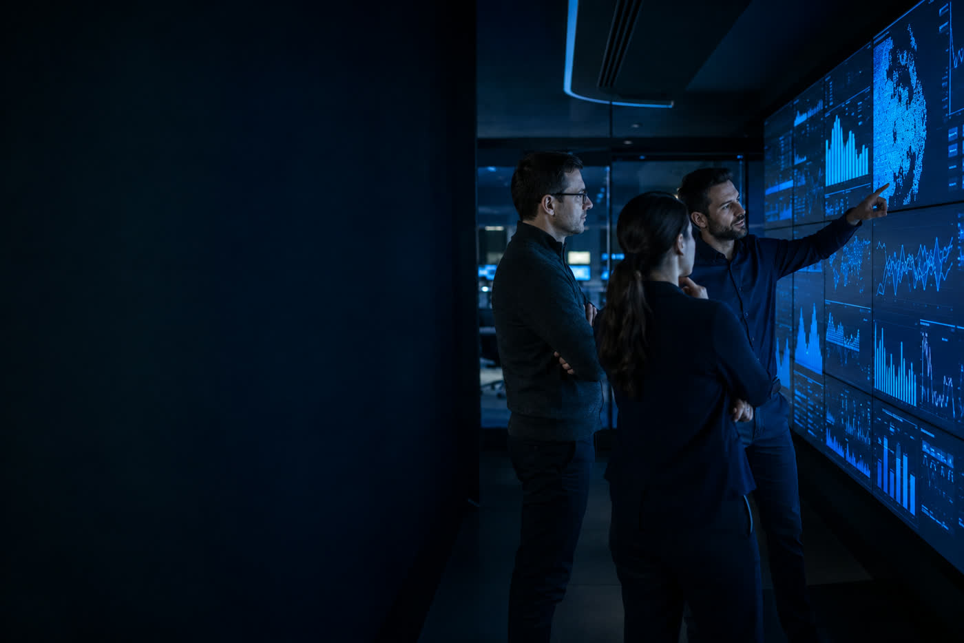 Equipo analizando tableros de datos en un centro de operaciones