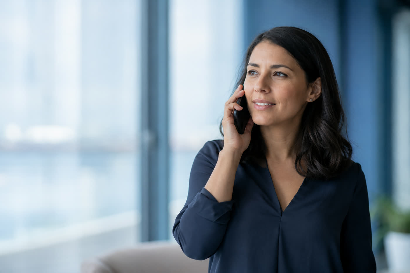 Clienta hablando con el IVR desde su teléfono