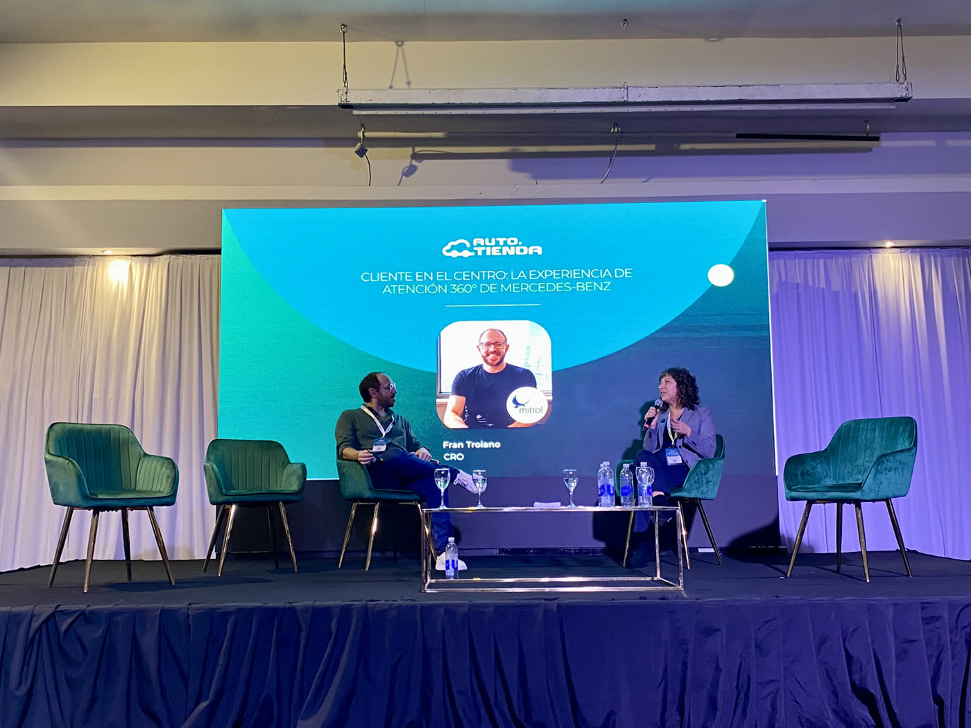 Fran Troiano y Paula Díaz durante la charla en el MainStage de AutoTienda 2026