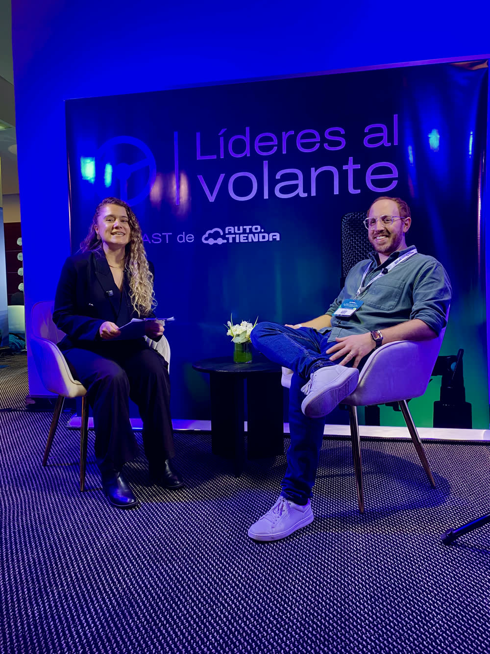 Fran Troiano durante la entrevista de Líderes al volante en AutoTienda 2026