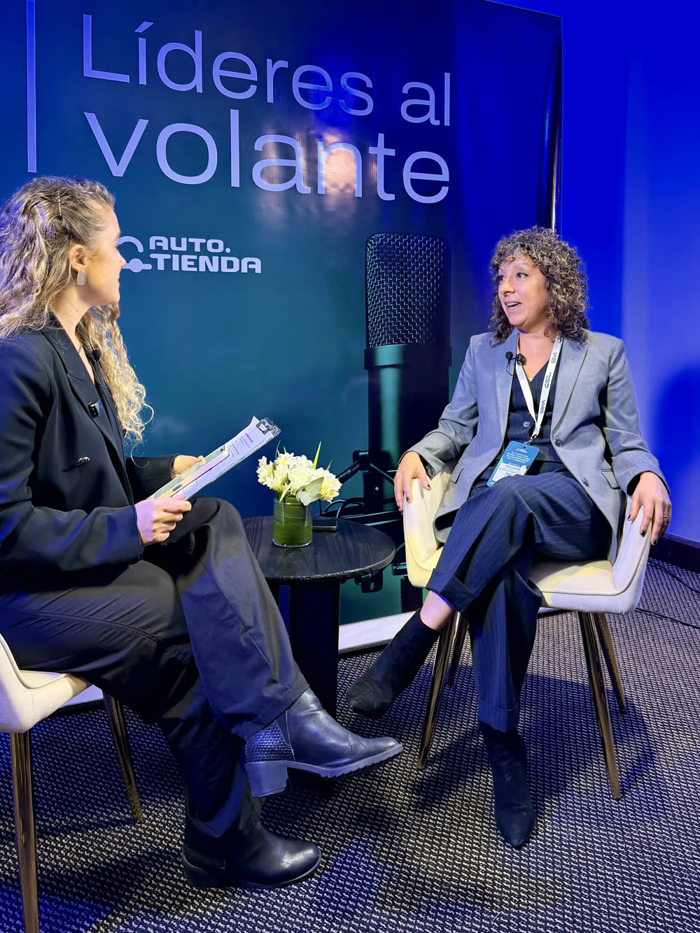 Paula Díaz durante la entrevista de Líderes al volante en AutoTienda 2026