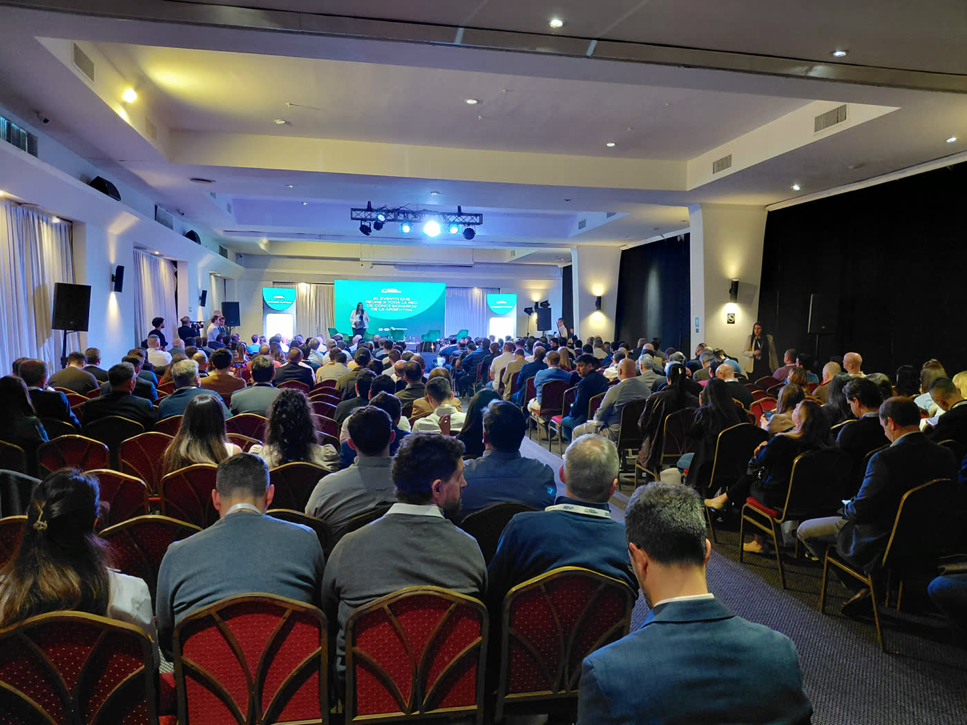Sala llena durante la charla en el MainStage de AutoTienda 2026