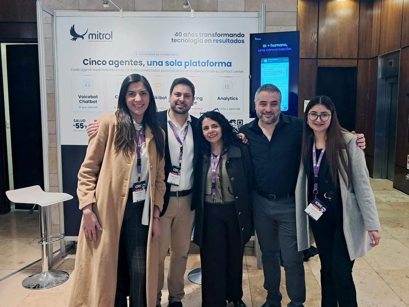 Asistentes y equipo de Mitrol en el stand del CRIC Chile Presencial 2026