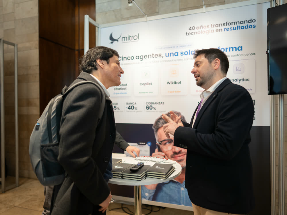 Conversación con un asistente en el stand de Mitrol en el CRIC Chile 2026