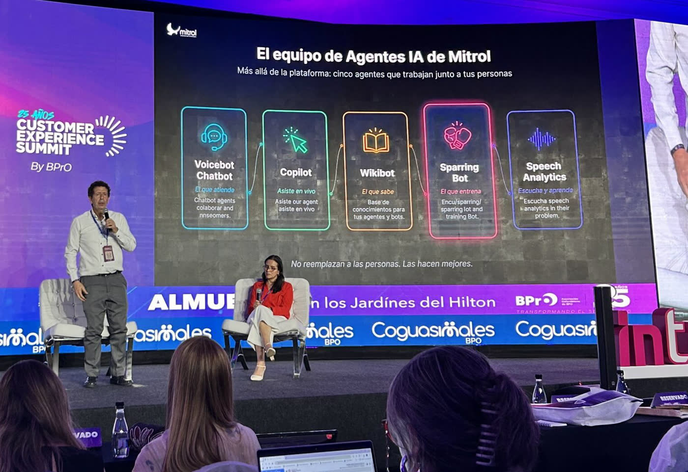 Presentación de los cinco Agentes IA de Mitrol en el escenario del CX Summit 2026