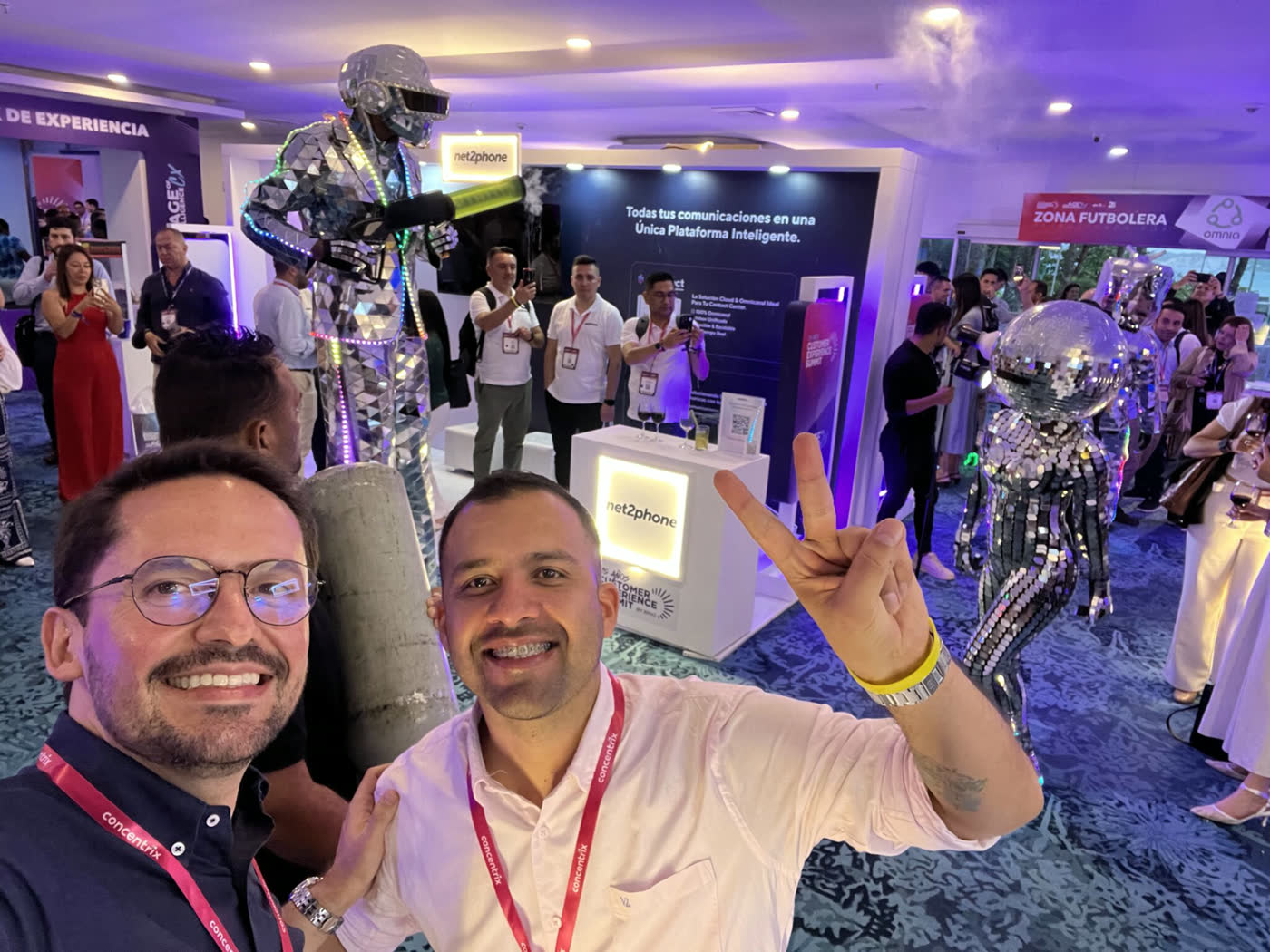 Equipo de Mitrol recorriendo la zona de expositores del CX Summit 2026