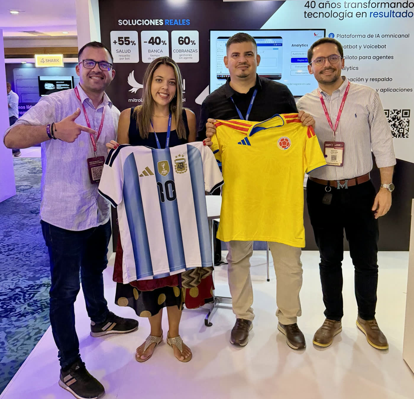 Ganadores del sorteo mundialista de Mitrol con las camisetas de Messi y de la selección Colombia
