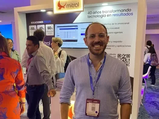 Visitante en el stand de Mitrol durante el CX Summit 2026