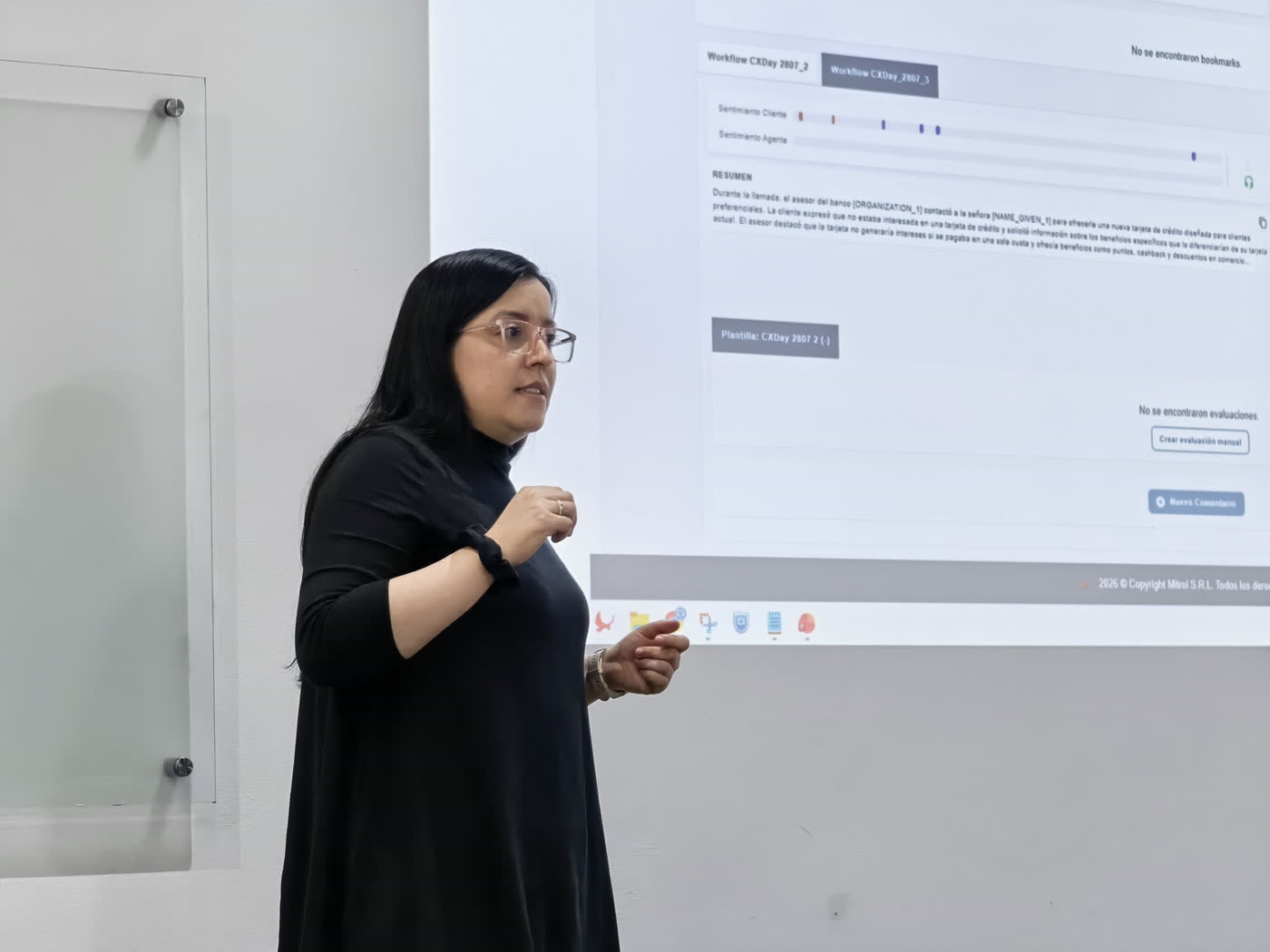 Leidy Fonseca mostrando el análisis de una llamada en Mitrol Analytics durante el CX Day
