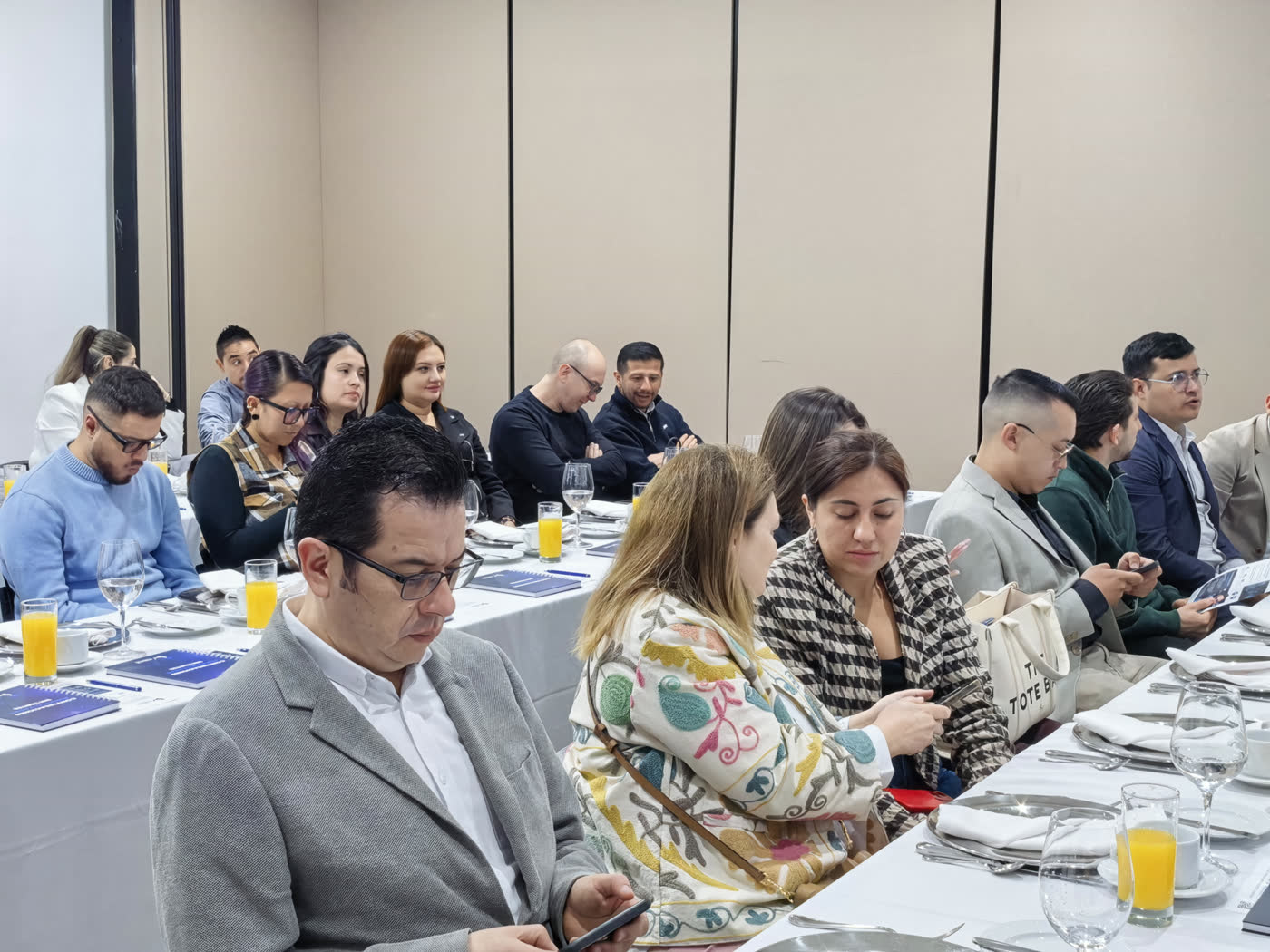 Asistentes del desayuno ejecutivo CX Day de Mitrol y BPro en Bogotá