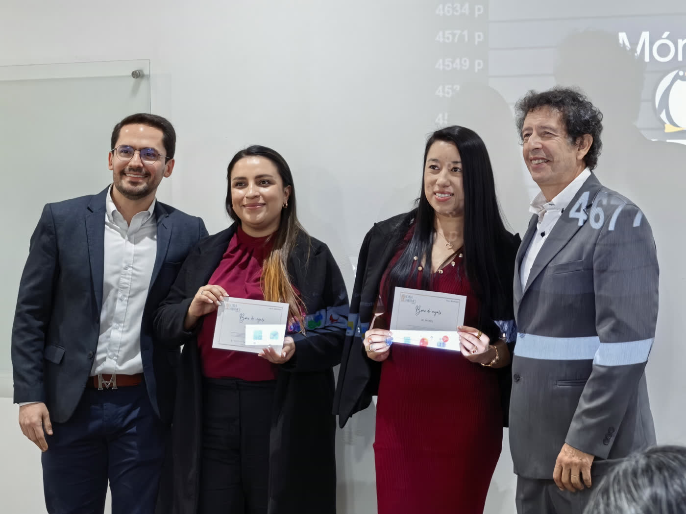 Ganadoras de la trivia de cierre del CX Day junto a Sebastián Lotero Arias y Carlos Massad