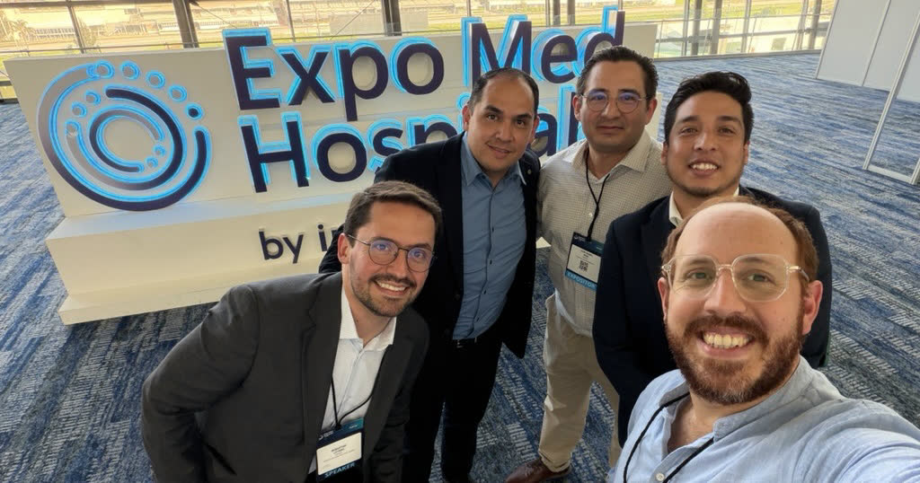 Equipo de Mitrol frente al cartel de Expo Med Hospitalar 2026 en el Centro Banamex