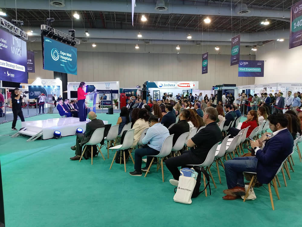 Público en el sector de conferencias de Expo Med Hospitalar 2026