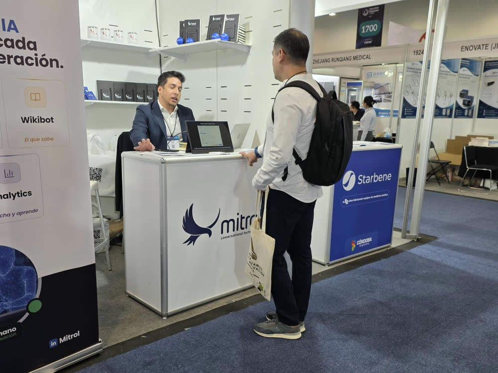 Atención a un visitante en el stand de Mitrol en Expo Med Hospitalar 2026