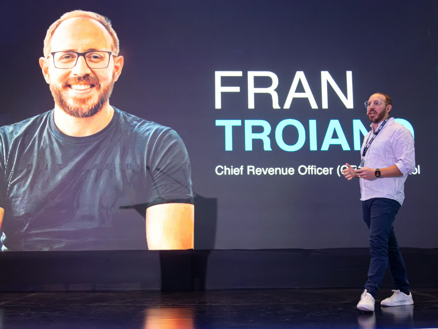 Fran Troiano, Chief Revenue Officer de Mitrol, en el escenario del Global CX Forum 2026