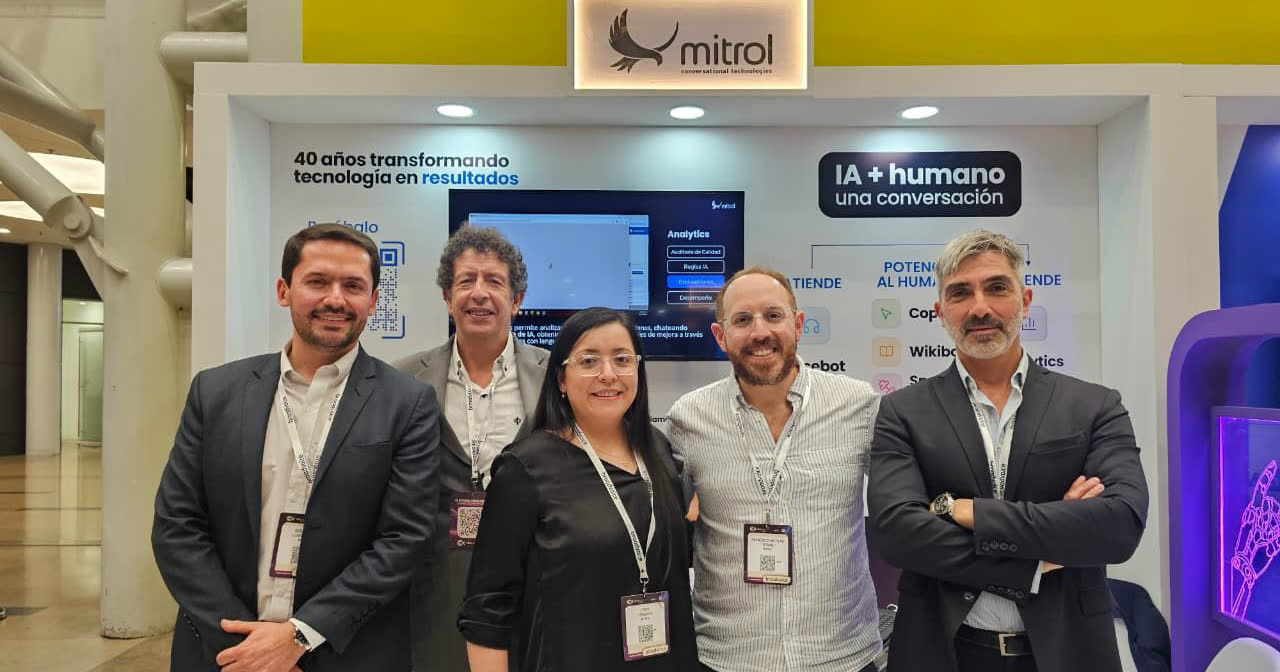 Equipo de Mitrol en su stand del CX Tech Day 2026, en el Centro Empresarial El Cubo de Bogotá