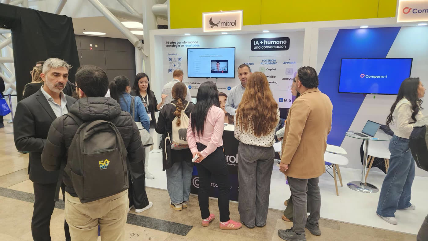 Visitantes conversando con el equipo de Mitrol en el stand del CX Tech Day 2026