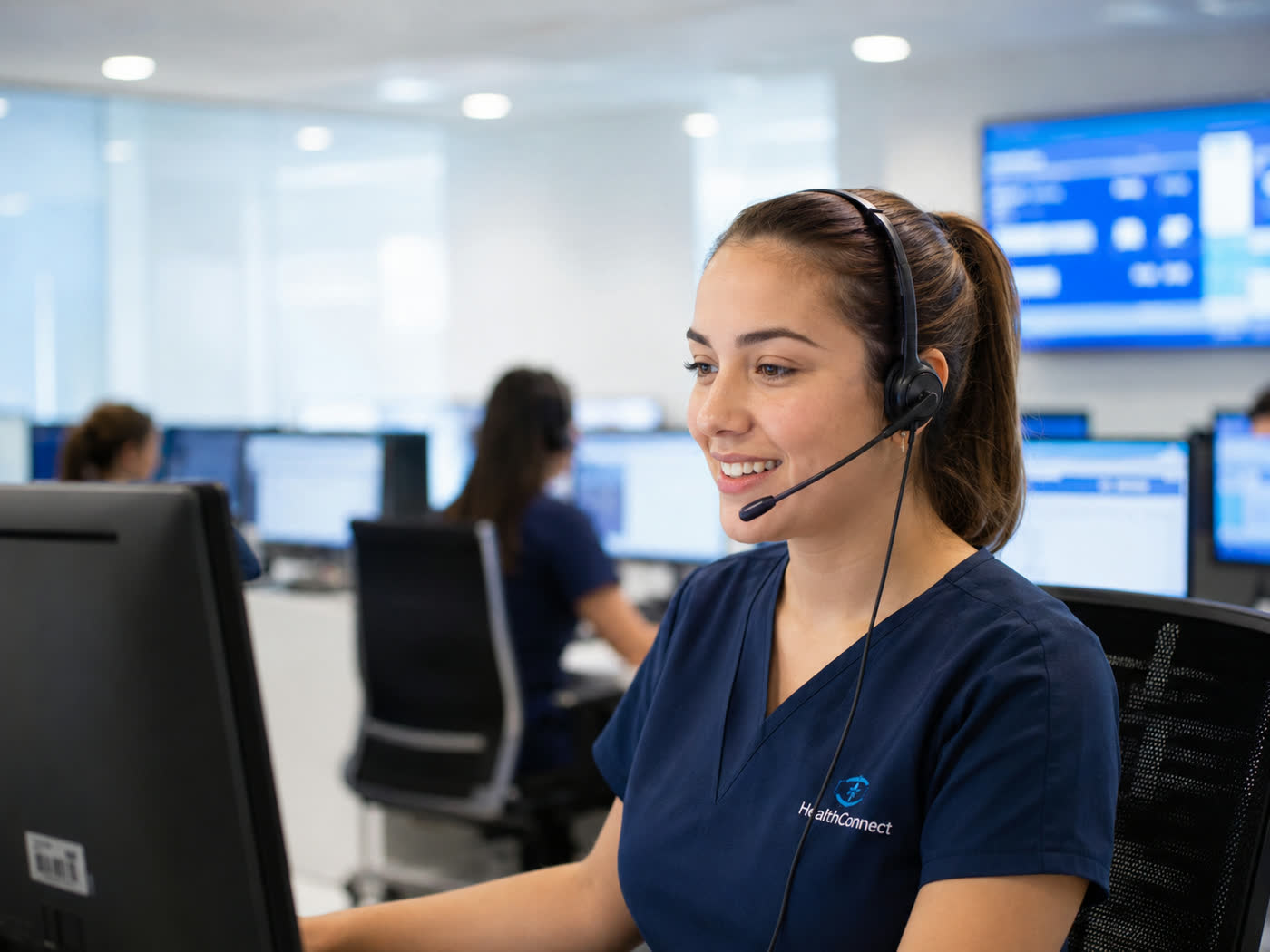 Agente de un contact center de salud atendiendo a un paciente